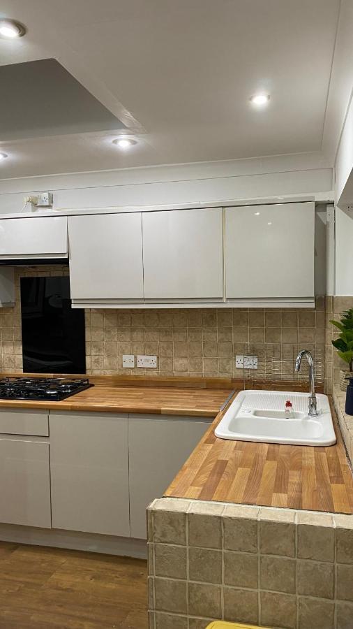 Spacious 4 Bedroom Contractors Friendly In Near Jaguar Land Rover & Centre Holiday home