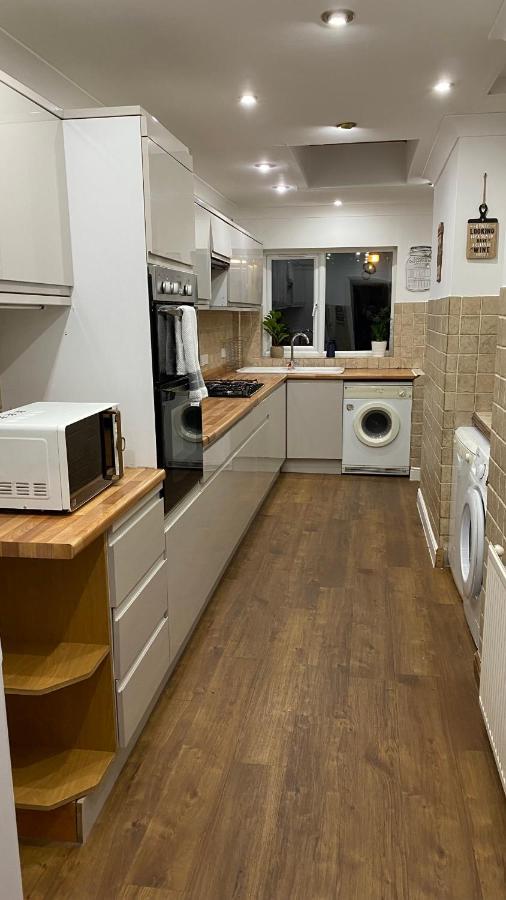 Holiday home Spacious 4 Bedroom Contractors Friendly In Near Jaguar Land Rover & Centre *