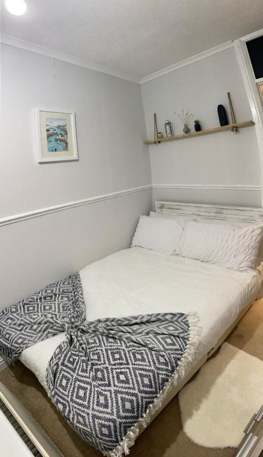 Spacious 4 Bedroom Contractors Friendly In Near Jaguar Land Rover & Centre Holiday home Coventry