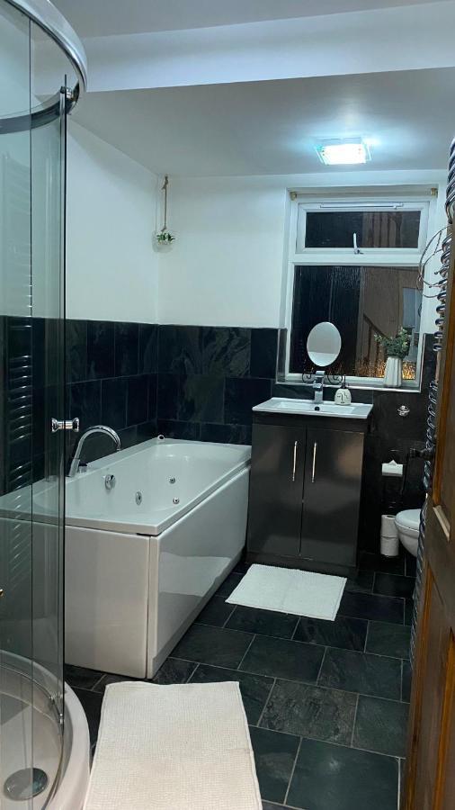 Spacious 4 Bedroom Contractors Friendly In Near Jaguar Land Rover & Centre Holiday home *