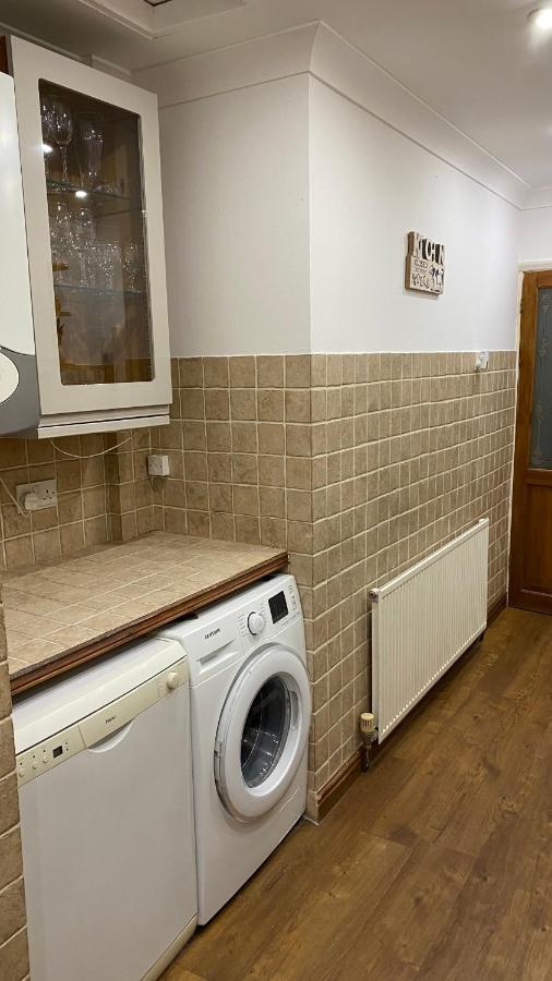 Spacious 4 Bedroom Contractors Friendly In Near Jaguar Land Rover & Centre Holiday home *