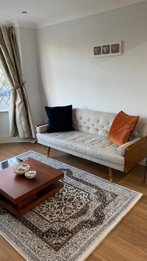 Spacious 4 Bedroom Contractors Friendly In Near Jaguar Land Rover & Centre Holiday home Coventry