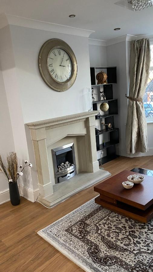 Holiday home Spacious 4 Bedroom Contractors Friendly In Near Jaguar Land Rover & Centre