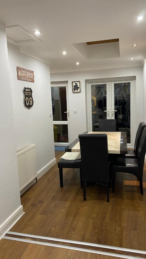 Holiday home Spacious 4 Bedroom Contractors Friendly In Near Jaguar Land Rover & Centre
