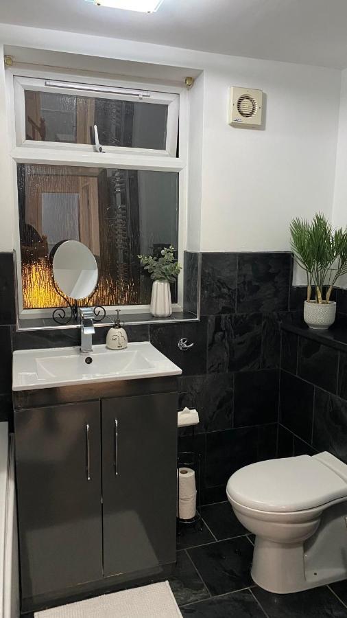 Spacious 4 Bedroom Contractors Friendly In Near Jaguar Land Rover & Centre Holiday home *