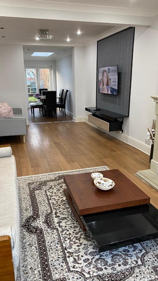 Spacious 4 Bedroom Contractors Friendly In Near Jaguar Land Rover & Centre Holiday home *