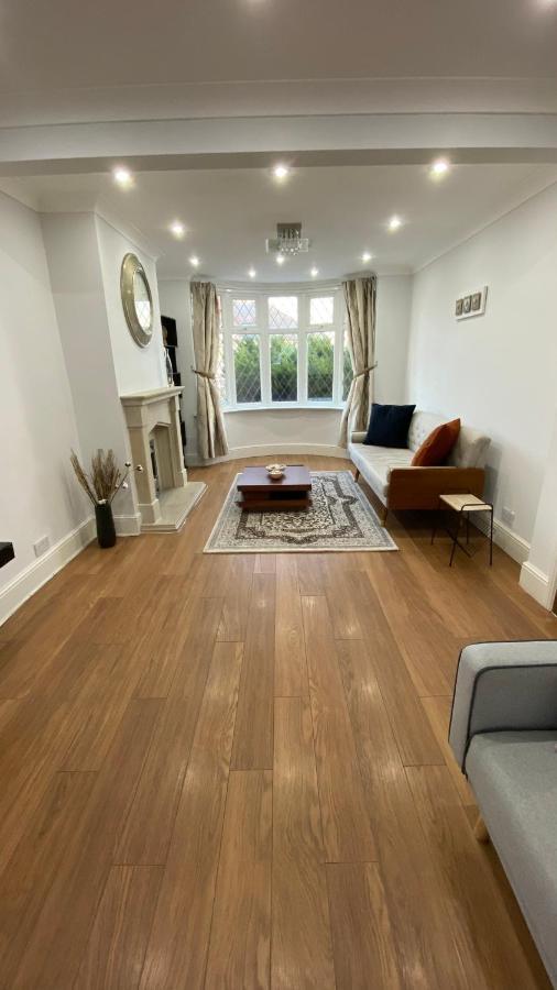 Spacious 4 Bedroom Contractors Friendly In Near Jaguar Land Rover & Centre Holiday home