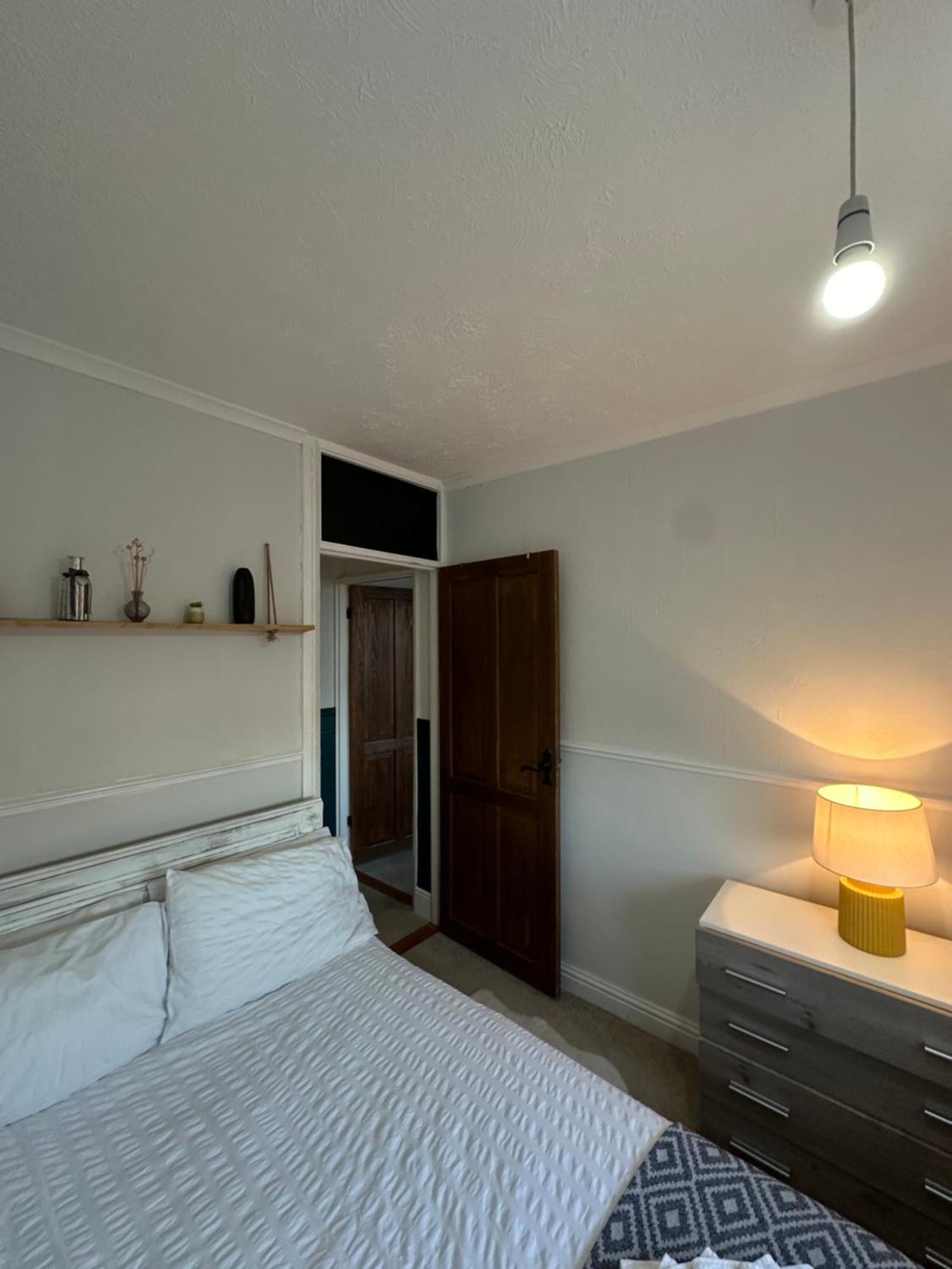 Spacious 4 Bedroom Contractors Friendly In Near Jaguar Land Rover & Centre Holiday home