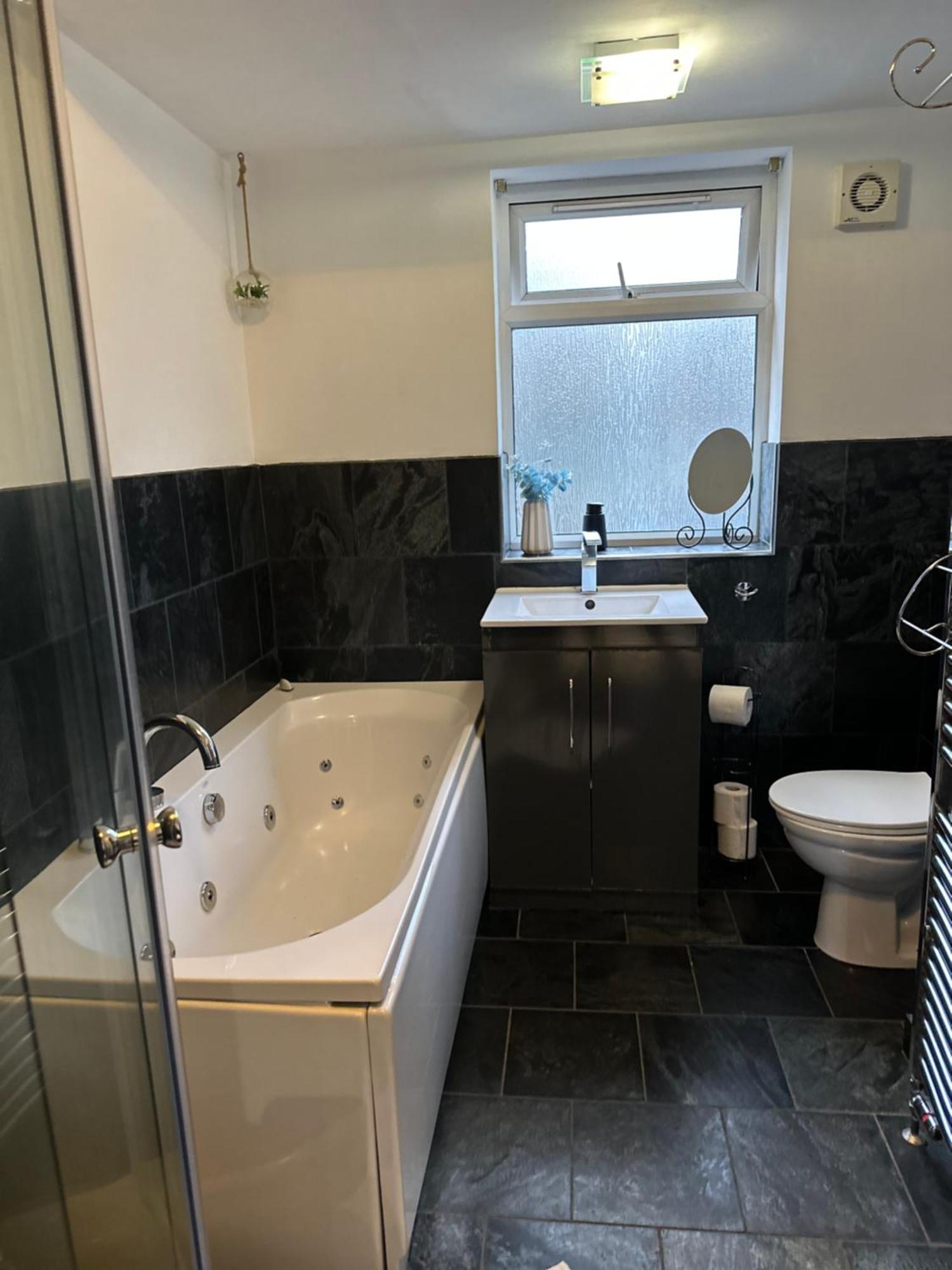 Holiday home Spacious 4 Bedroom Contractors Friendly In Near Jaguar Land Rover & Centre *