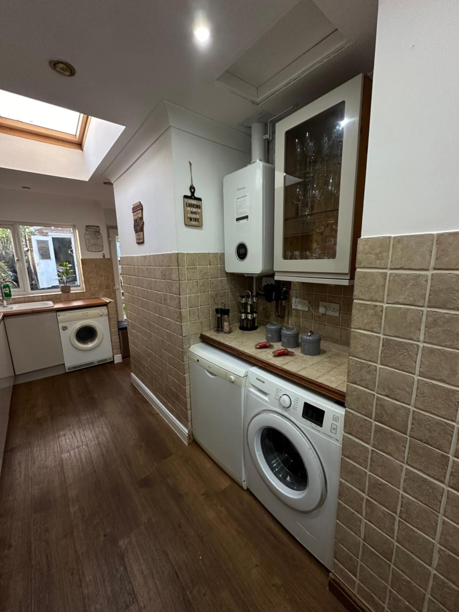 Spacious 4 Bedroom Contractors Friendly In Near Jaguar Land Rover & Centre Holiday home Coventry