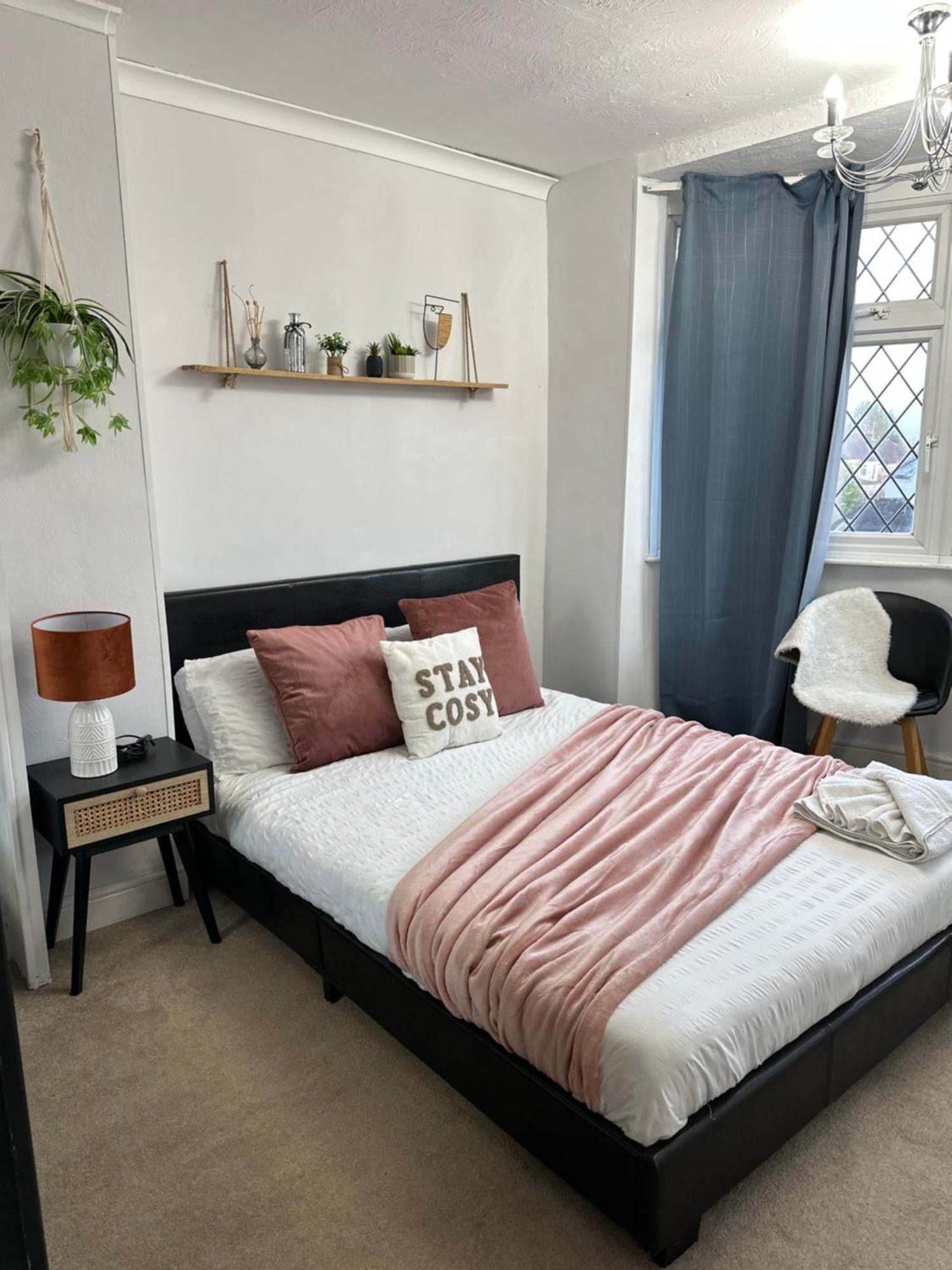 Holiday home Spacious 4 Bedroom Contractors Friendly In Near Jaguar Land Rover & Centre